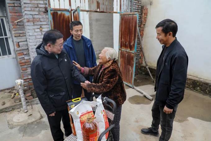 安彩高科到“第一書記”駐村點(diǎn)開(kāi)展重陽(yáng)節(jié)慰問(wèn)活動(dòng)